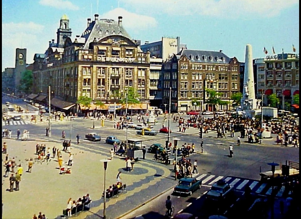 De Bijenkorf (warenhuis) volgde het beursgebouw aan de Dam op