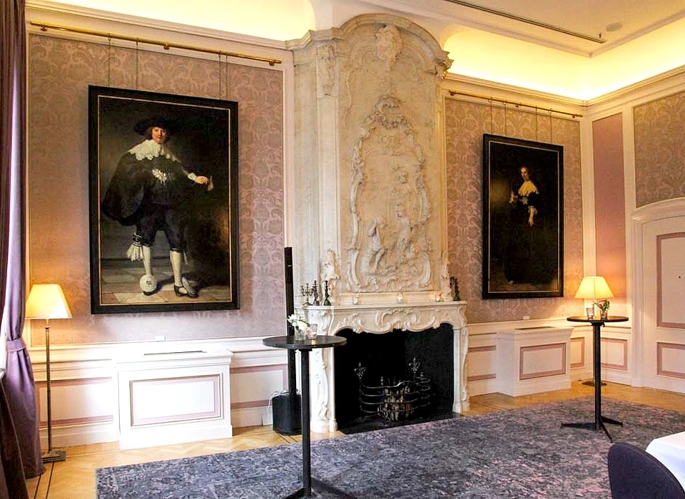 Tijdens een verkooptentoonstelling van gekopieerde of vervalste kunstwerken van Geert Jan Jansen (meestervervalser) waren Marten en Oopjen weer even terug (2019)