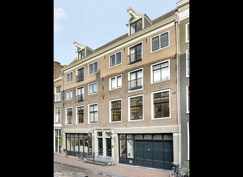 Kerkstraat 303-305 de in 2010 vernieuwde gevel (2012)