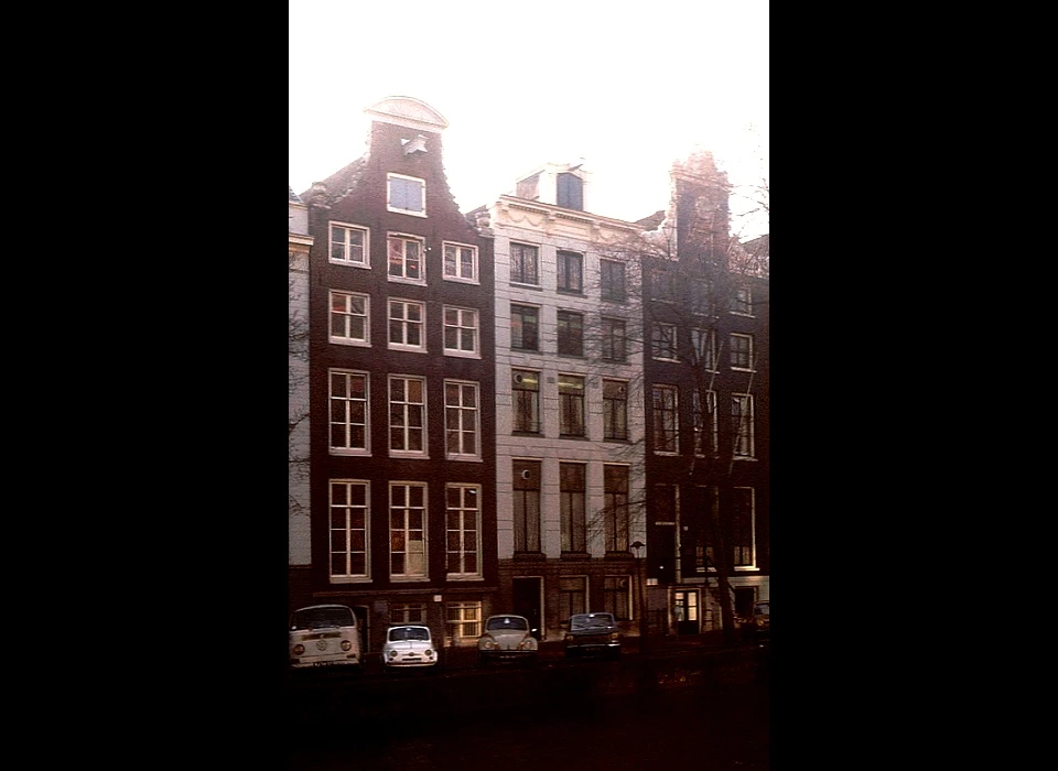 Herengracht 574 klokgevel met vruchten- en bloemenslingers en hoekvazen 1686 (1976)