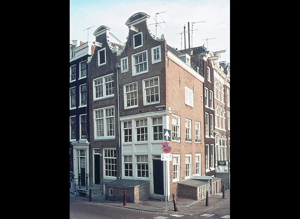 Reguliersgracht 37-39 klokgevel met vruchten- en bloemenslingers ca.1690 (1976)