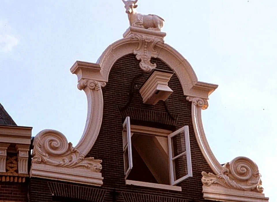 Kalverstraat 143 top kalf klokgevel in Lodewijk XV-stijl 1750 (2006)