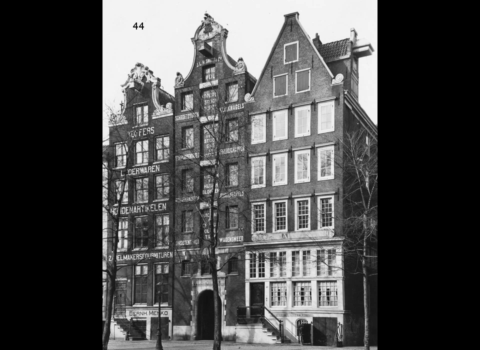 Oudezijds Voorburgwal 44 klokgevel in Lodewijk XIV-stijl ca.1720 (ca.1940)