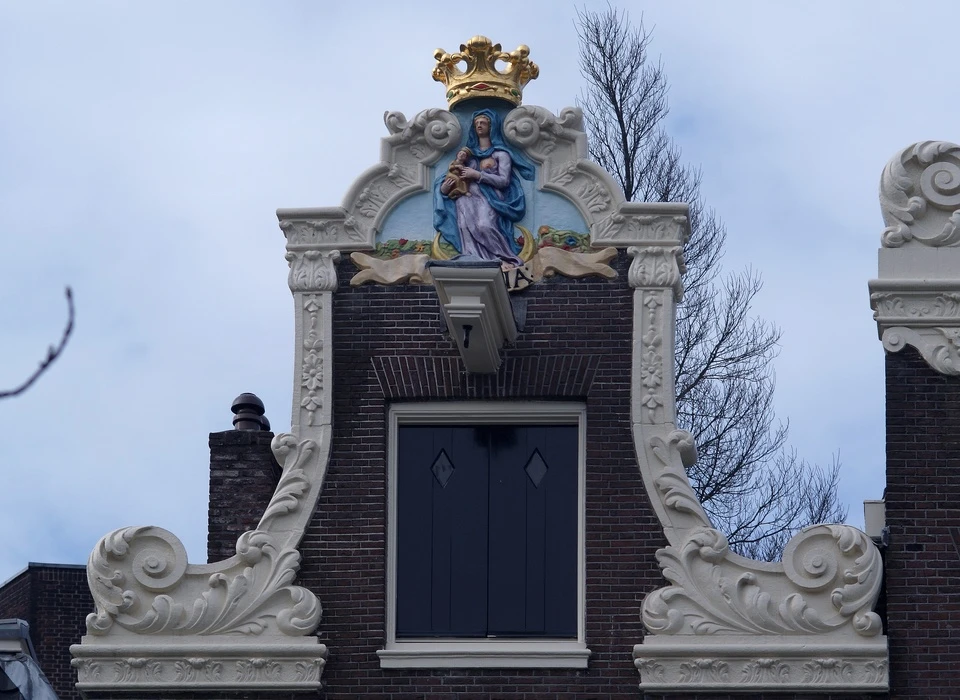 Begijnhof 27 heilige Maria klokgevel in Lodewijk XIV-stijl ca.1740 (2010)