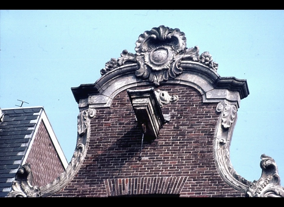 Leliegracht 60 huis De Zonnebloem klokgevel in Lodewijk XV-stijl ca.1750 (1974)