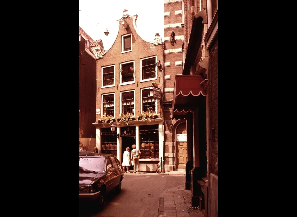 Gravenstraat 18 De drie Flesjes klokgevel in Lodewijk XV-stijl ca.1750 (1990)