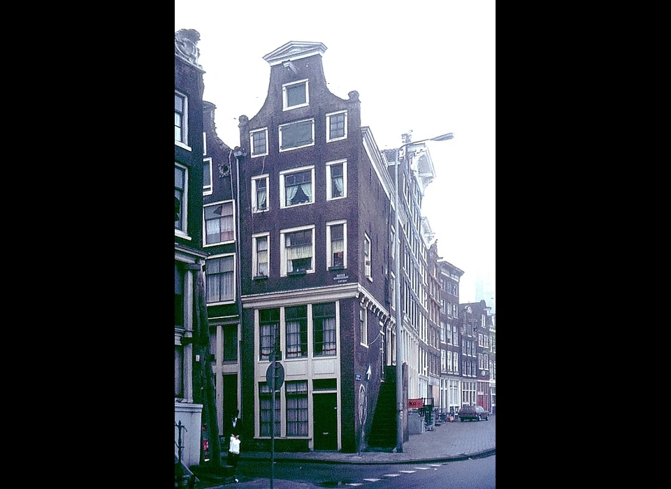 Buiten Wieringerstraat 2 klokachtige top 19de eeuwse versobering ca.1670 (1974)