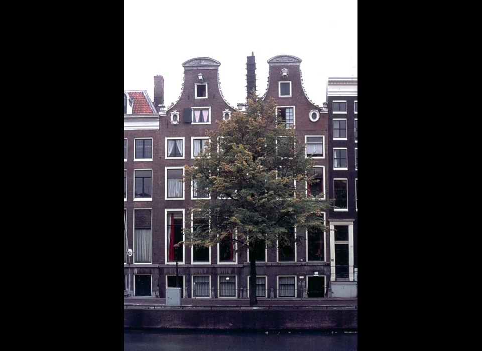 Keizersgracht 580-582 klokgevel met vruchten- en bloemenslingers en hoekvazen 1687 (1975)