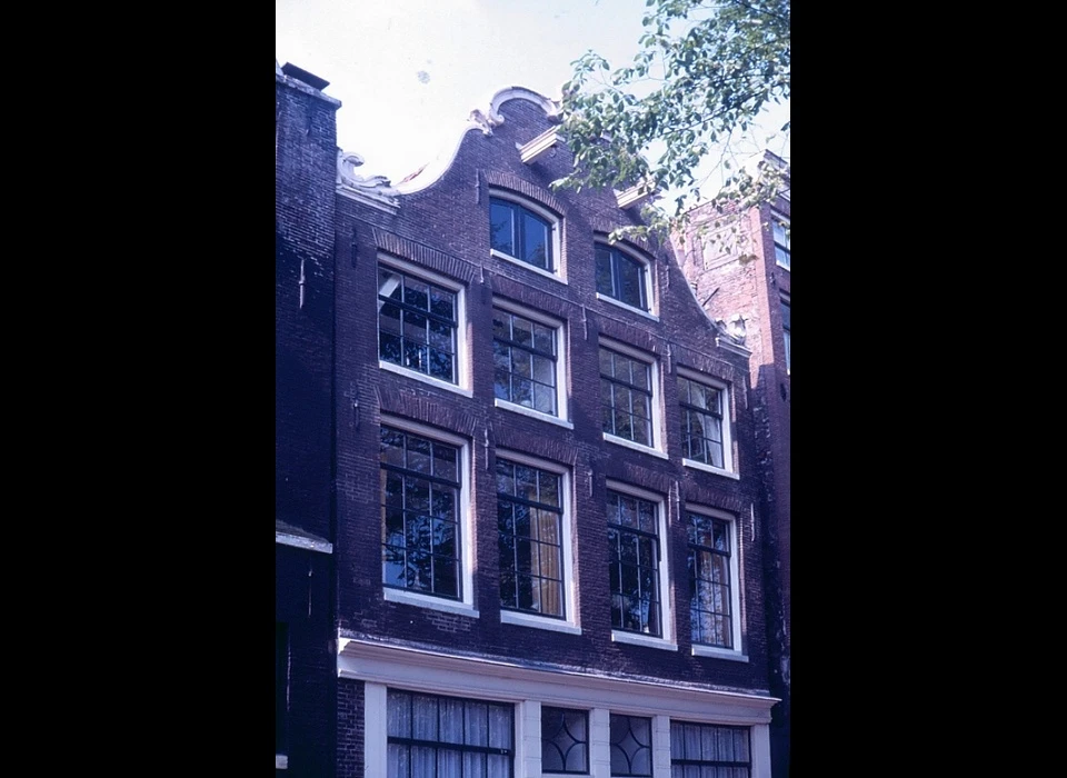 Brouwersgracht 79-83 brede klokgevel in Lodewijk XV-stijl ca.1765 (1986)