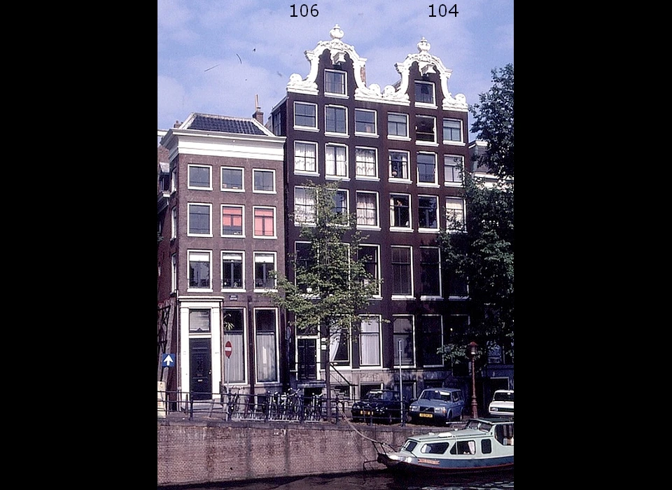 Singel 104-106 klokgevel in Lodewijk XIV-stijl 1743 (1991)