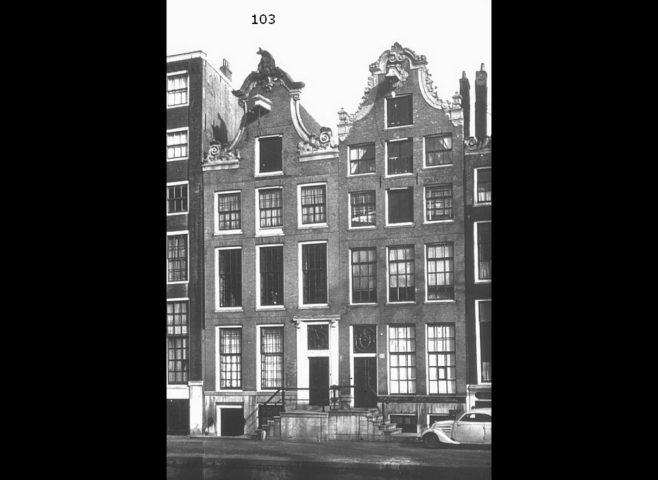 Oudezijds Voorburgwal 103 klokgevel in Lodewijk XIV-stijl ca.1720 (ca.1950)