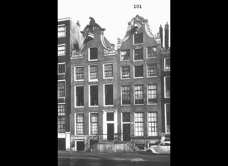 Oudezijds Voorburgwal 101 klokgevel in Lodewijk XV-stijl ca.1752 (ca.1950)