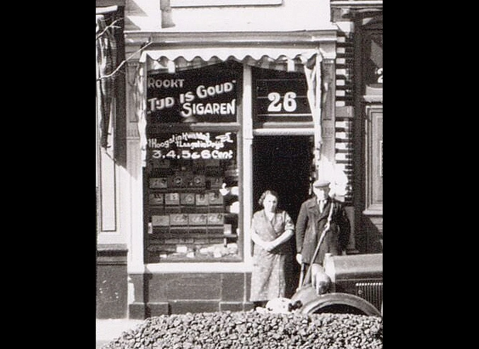 Kloveniersburgwal 26 onderpui Rookt ‘Tijd is Goud’ Sigaren; ’t hoogst in kwaliteit, ’t laagst in prijs; 3, 4, 5, 6 cent (1936)