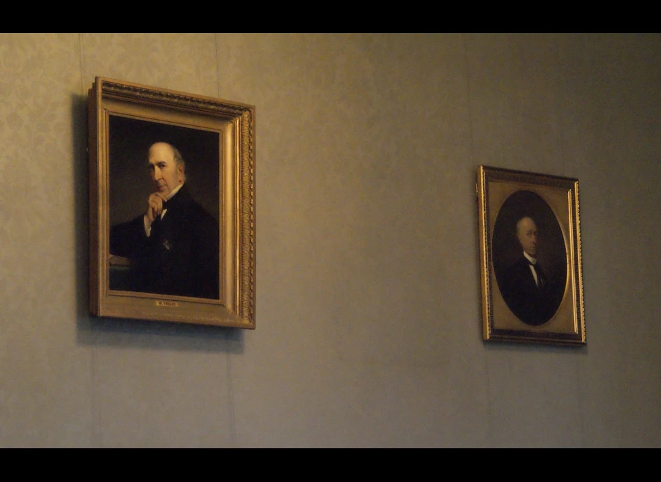 Trippenhuis zuidzijde Oude Vergaderzaal portretten belangrijke wetenschappers die tevens oprichter of bestuurder zijn geweest bij de Akademie