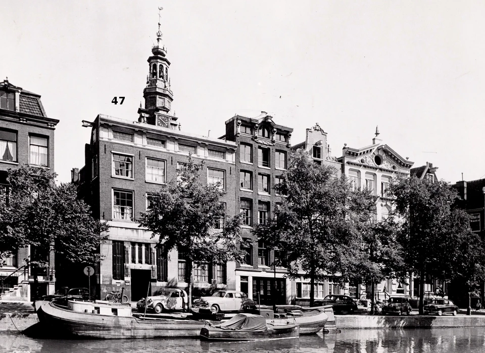 Kloveniersburgwal 47 rechts van de steeg In 't huis van Nassau (1952)