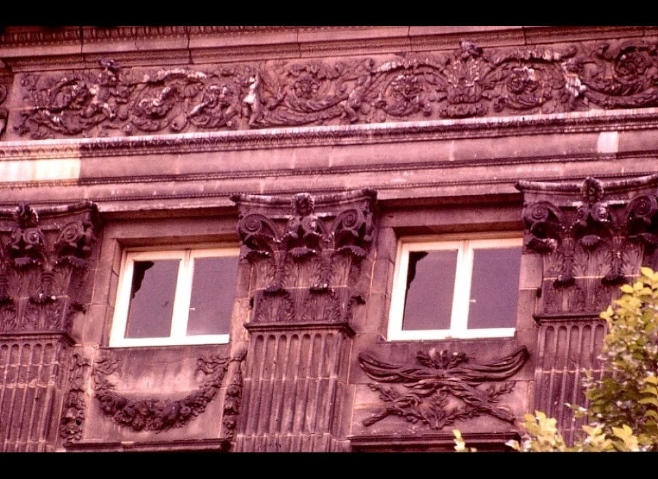 Trippenhuis Lijst met pilasters, kapitelen en ramen