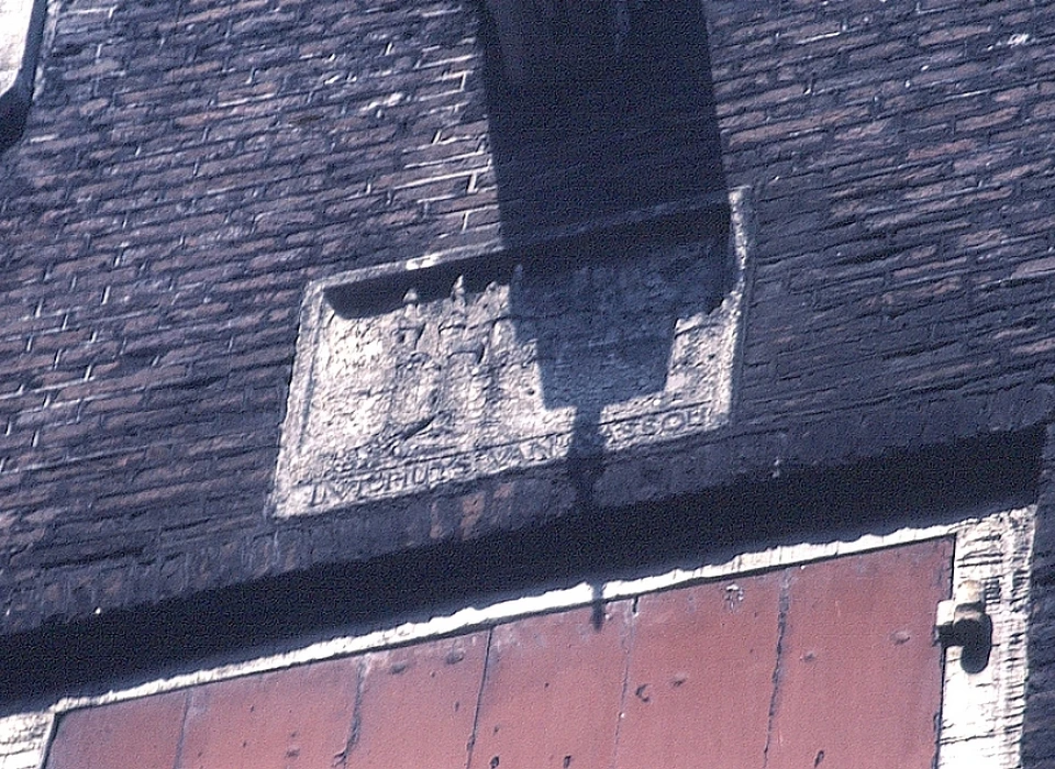 Zanddwarsstraat 12 gevelsteen In't huis van Nassau. Deze gevelsteen was eertijds aanwezig in het huis Kloveniersburgwal 47, 
					  maar is bij een verbouwing aan de achterzijde aangebracht in een buurhuis. (1976)