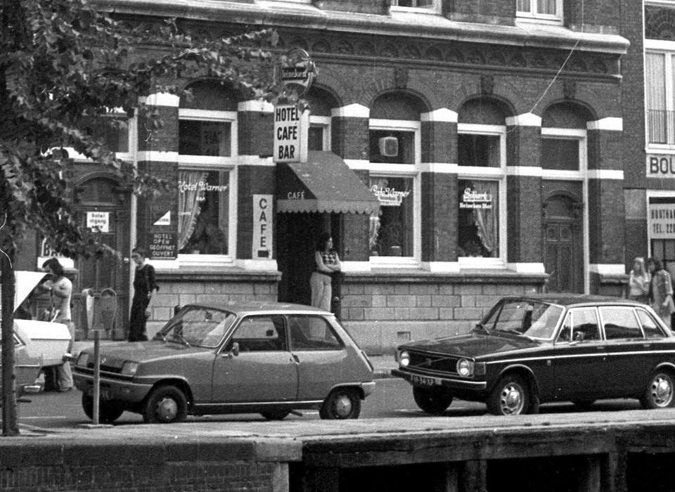 Kloveniersburgwal 133-139 Hotel Warner, Brigitte in de deur (1974)