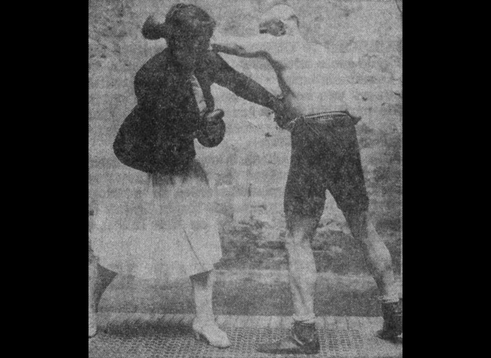 Kloveniersburgwal 137-139 Samuel Glasoog geeft boksdemonstratie samen met zijn vrouw Maria Post (ca.1914)