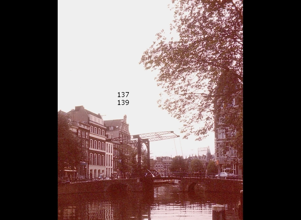 Kloveniersburgwal, aluminium brug voor Staalstraat, daarachter Hotel Warner (1976)