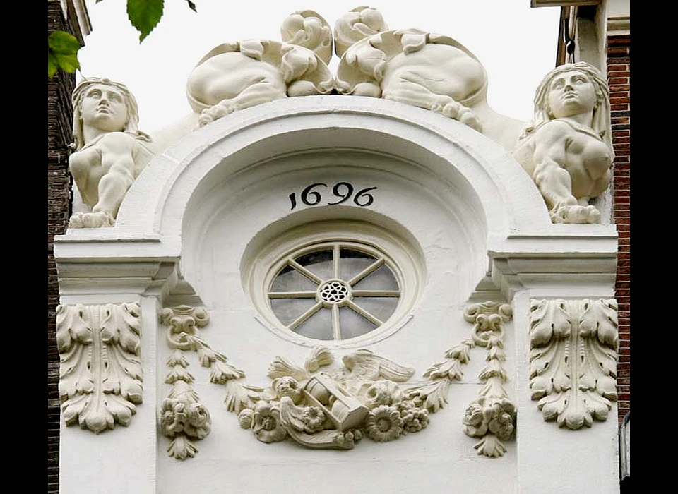 Kloveniersburgwal 26 top beeldhouwwerk Anthonie Turck (2017)