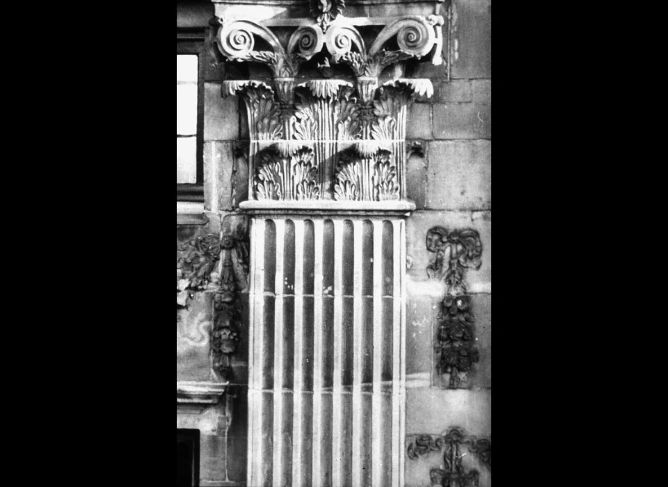 Trippenhuis Pilaster met kapiteel (1955)