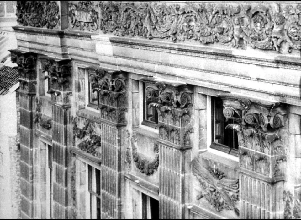 Trippenhuis Lijst en pilasters en beeldhouwwerk boven de ramen (1955)