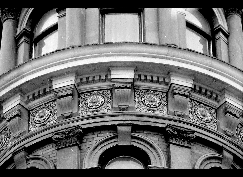 Koningsplein 1 geveldetail (1994)