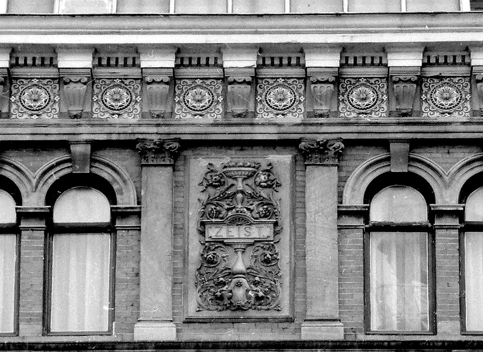 Koningsplein 1 geveldetail (1994)