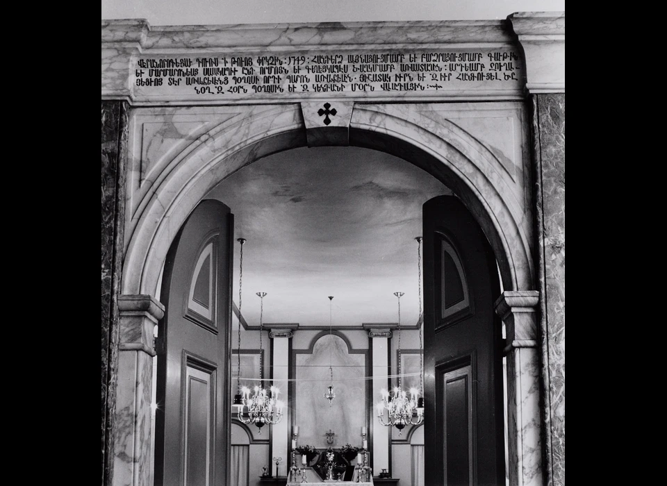 Krom Boomssloot 22 Armeense kerk entree kerkzaal vanaf gang, verfraaiing geschonken door Arachiel di Paulo in 1749 (1990)