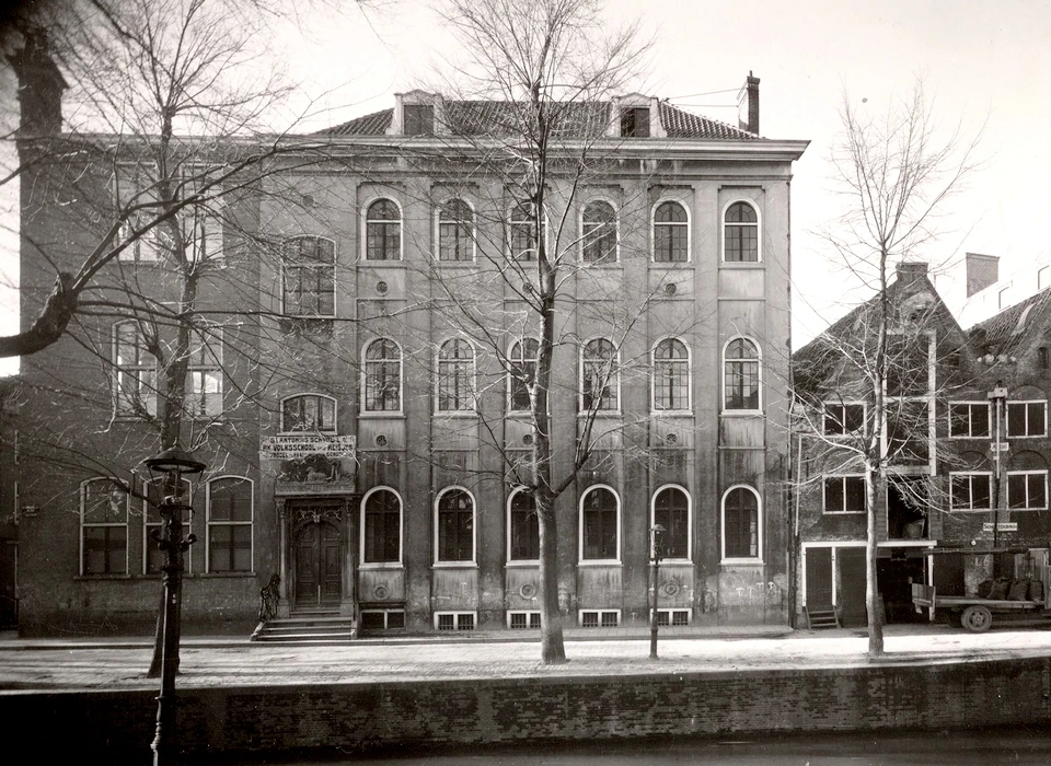Krom Boomssloot 22 R.-K.Volksschool voor meisjes en de Fröbel en Naaischoolk met rechts pakhuizen Schottenburgh (1946)
