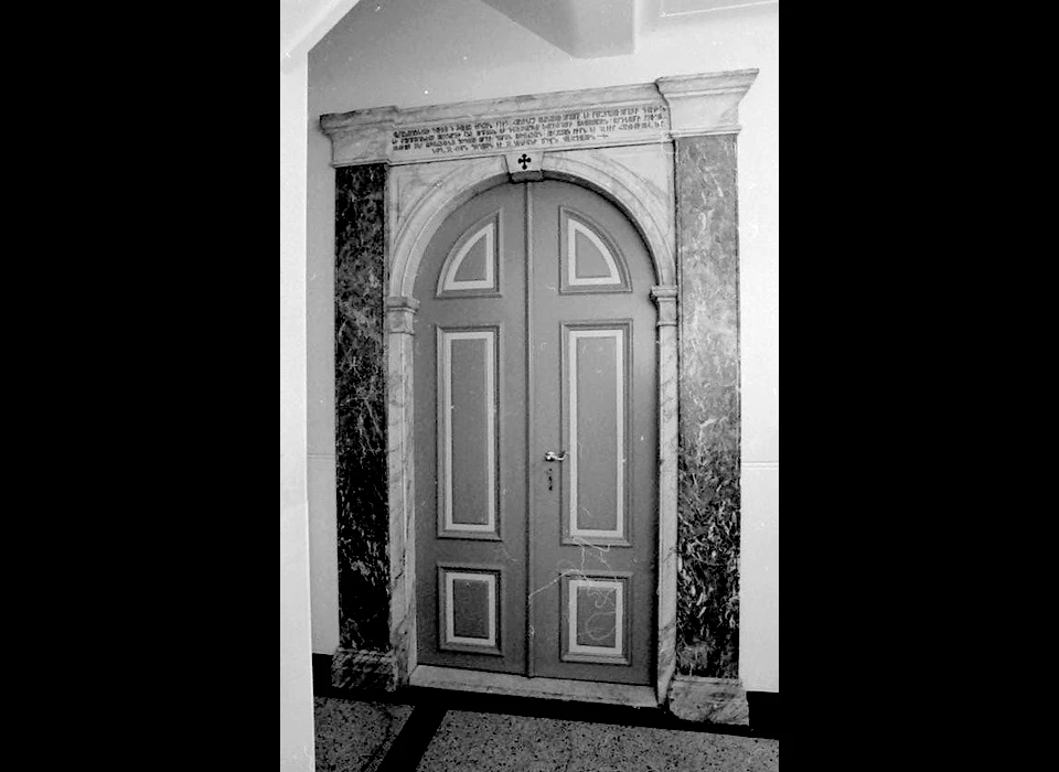 Krom Boomssloot 22 Armeense kerk toegangsdeur kerkzaal verfraaiing geschonken door Arachiel di Paulo in 1749 (1991)