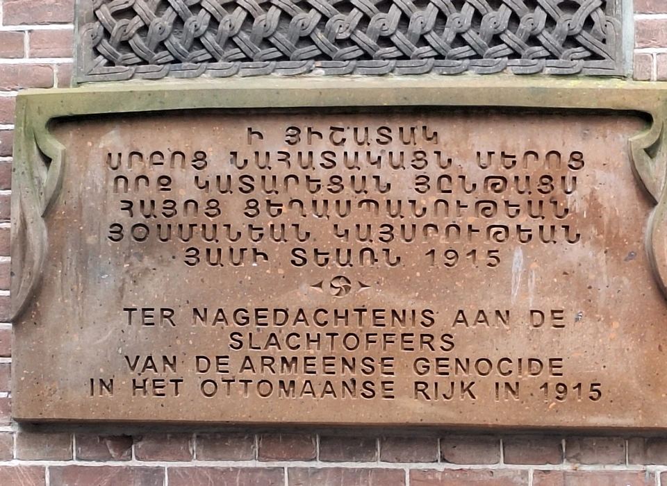 Krom Boomssloot 22 tekst bij genocidesteen Khachkar (2025)