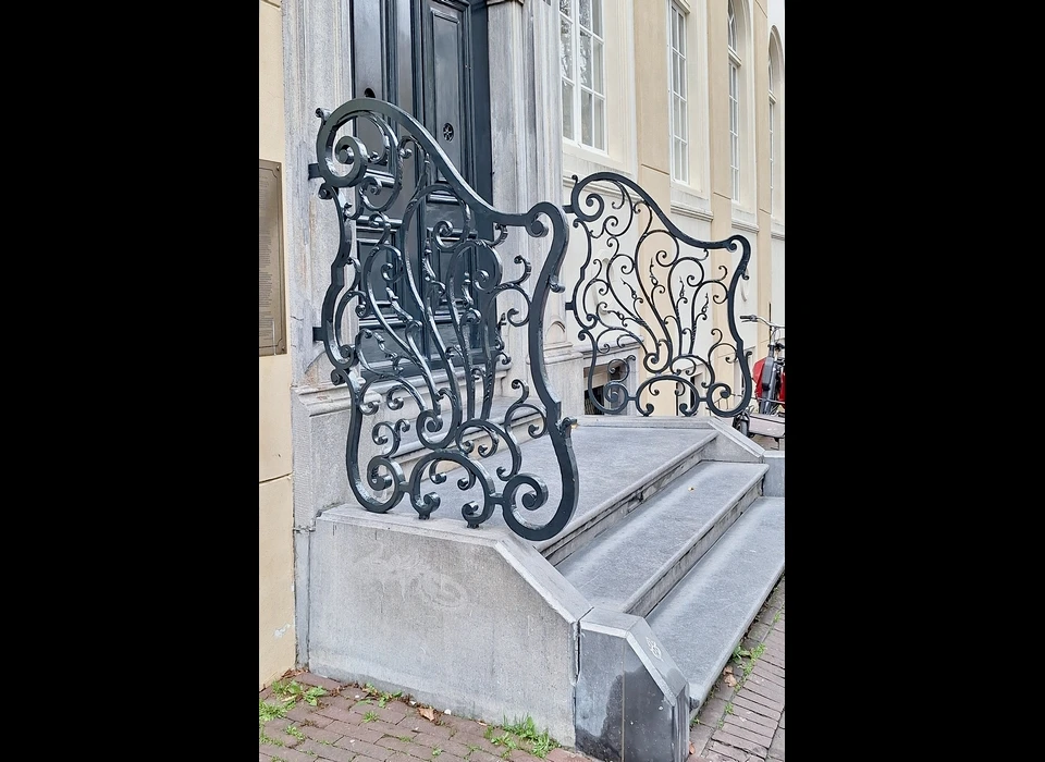 Krom Boomssloot 22 stoephek, geschonken door Johannes di Minas in 1749 (2025)