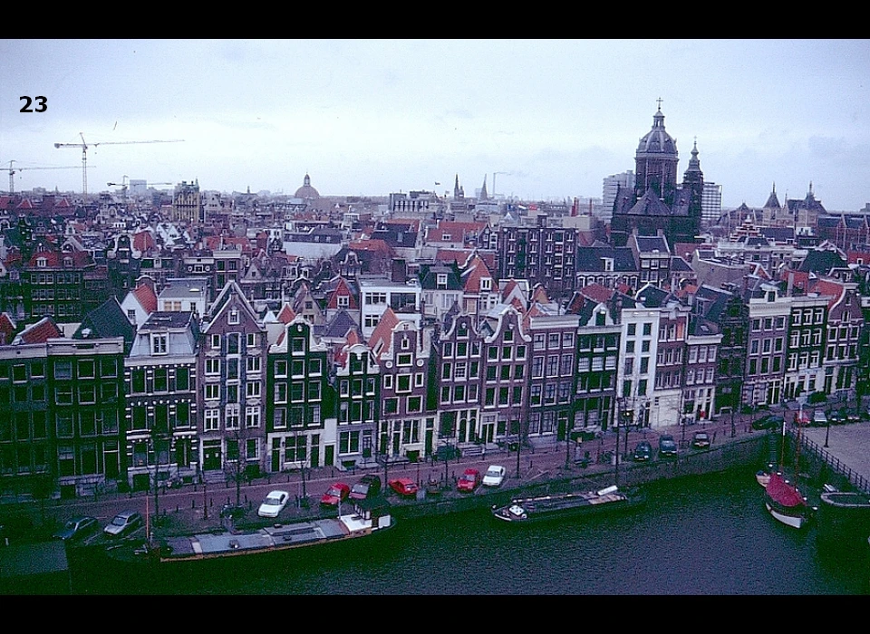 Kromme Waal 1-23 gezien vanaf Scheepvaarthuis met rechts Kraansluis (1995)