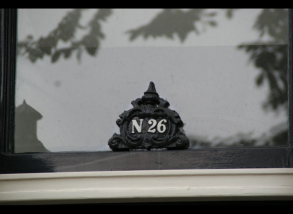 Kromme Waal 26 huisnummer in snijraam (2020)