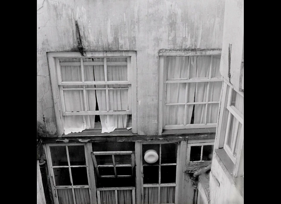 Kromme Waal 13 voorgevel van het achterhuis (1961)