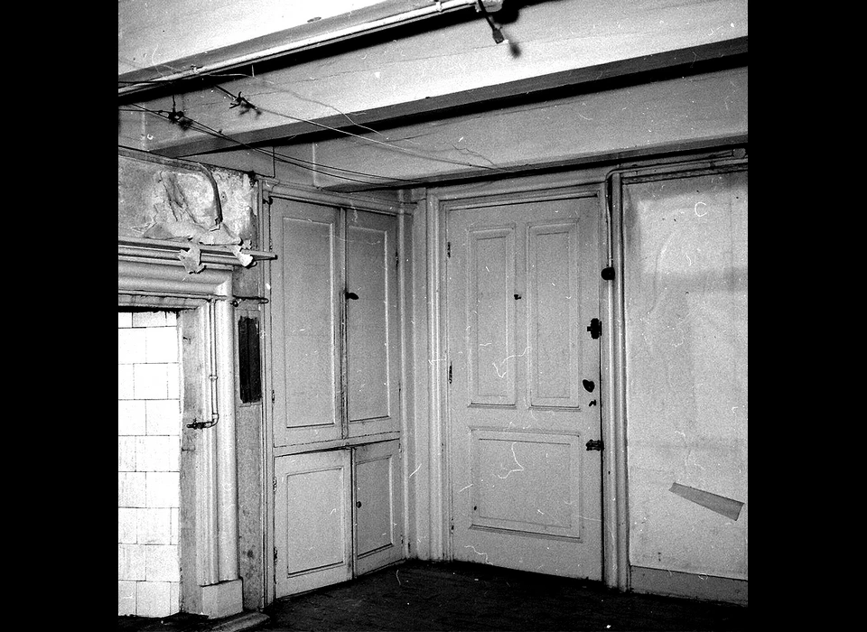 Kromme Waal 13 achterkamer in het voorhuis op 2de verdieping. Let op de draden zijn geen waslijnen maar elektriciteitsbedrading (1961)