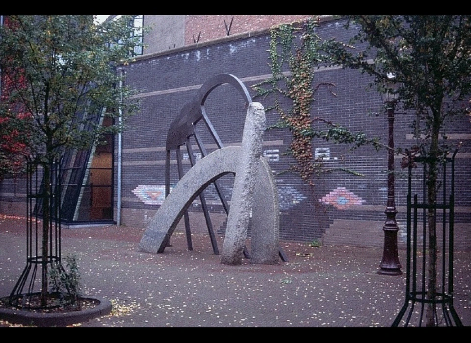 Onderwijzerhof kunstwerk 'Voor water' van Harald Schole