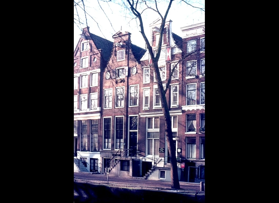 Leidsegracht 8-10, 8 halsgevel, 10 ingezwenkte halsgevel (1975)