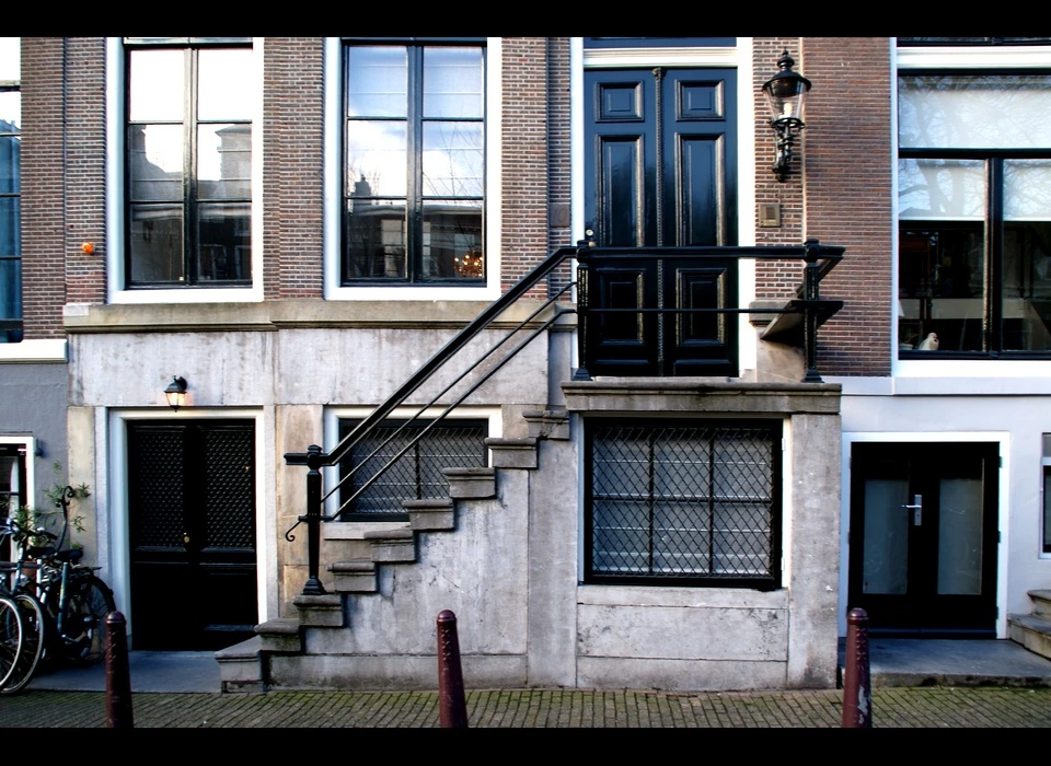 Leidsegracht 10 stoep met konkel (= bankje) (2019)