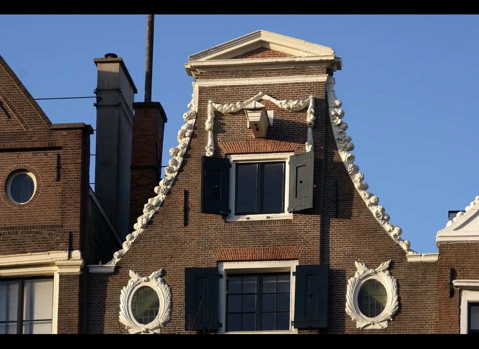 Leidsegracht 10 zolderverdiepingen met festoenen en oeils-de-boeuf (2019)