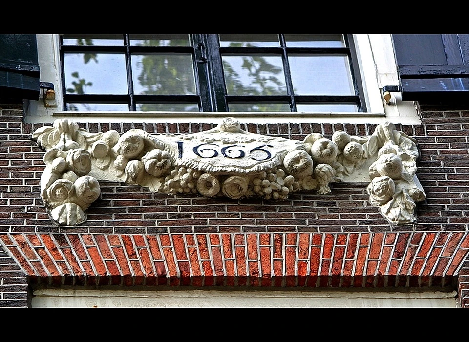 Leidsegracht 10 festoen met cartouche in de vorm van een afhangend kleedje met jaartal 1665 (2019)