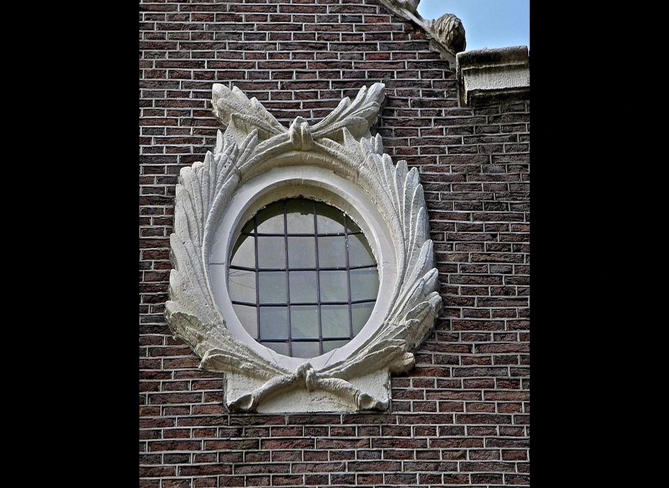 Leidsegracht 10 ossenoog (oeil-de-boeuf) met omranding van gestrikte olijf- of palmtakken (2019)