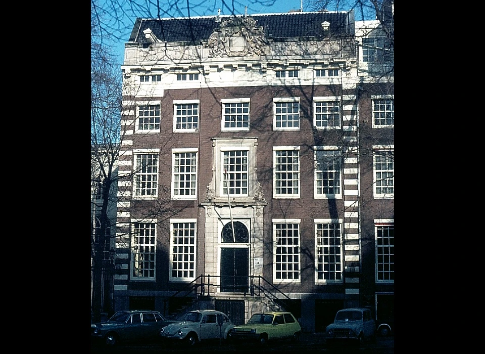 Herengracht 433 lijstgevel met gesloten attiek en wapenschild 1717 (1975)