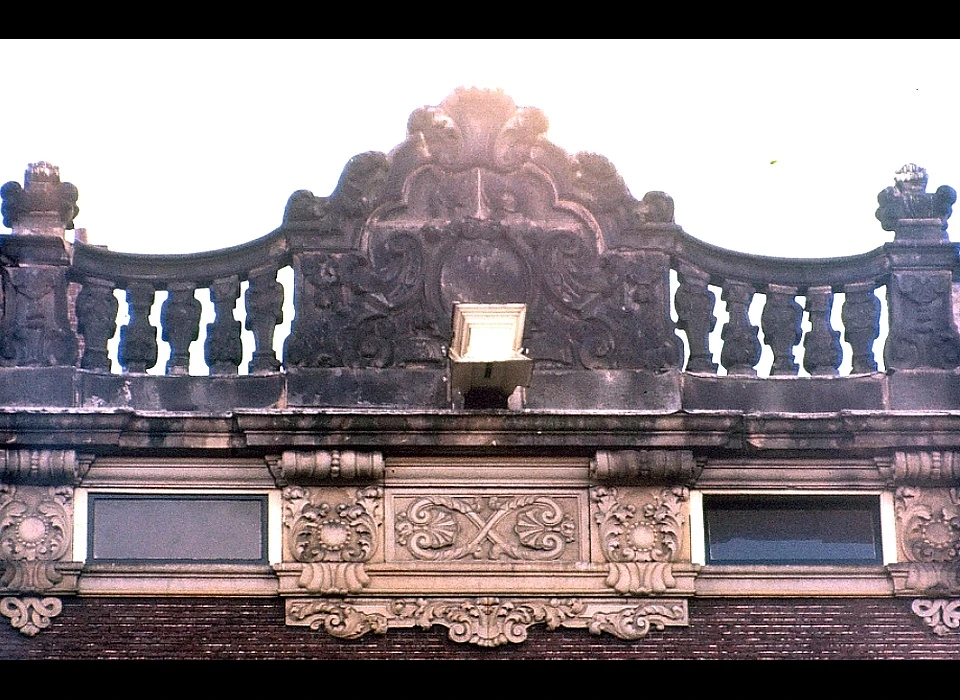 Keizersgracht 756 rechte kroonlijst met (deels) open balustrade met gesloten middendeel 1738 (1976)