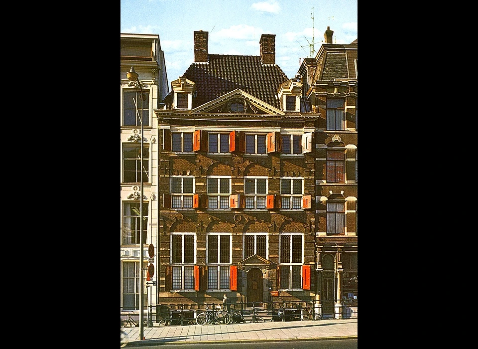 Jodenbreestraat 4 Rembrandthuis vroegst bekende lijstgevel met driehoekig fronton 1626/1627 (1970)