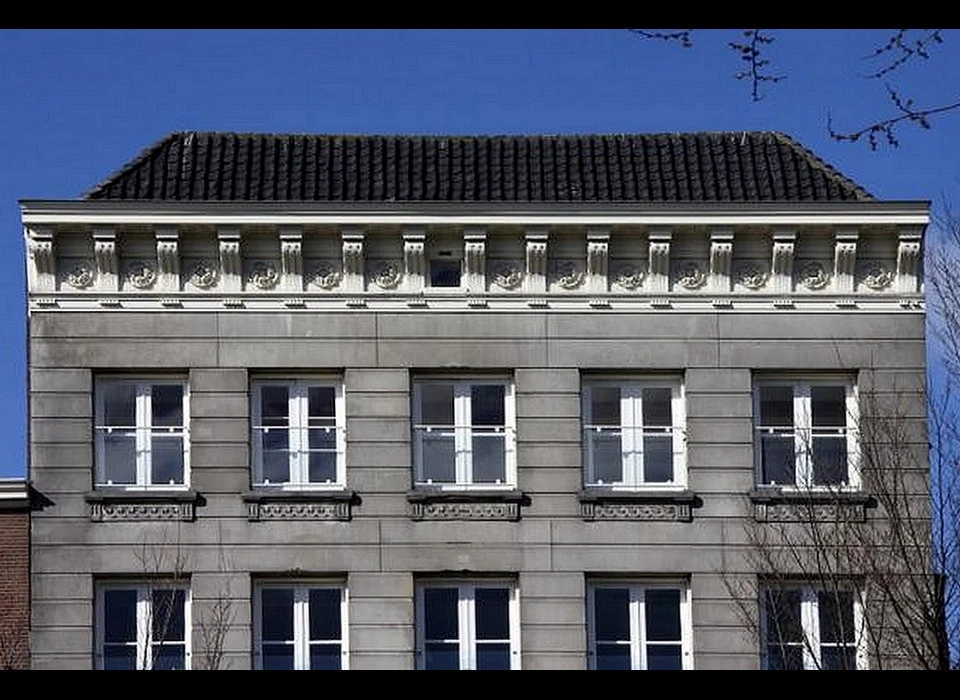 Herengracht 40 lijstgevel zonder fronton in Lodewijk XVI-stijl, ontwerp Jacob Otten Husly, 1790 (2014)