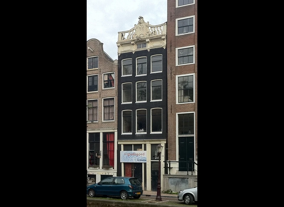 Oudezijds Voorburgwal 97 rechte kroonlijst met (deels) open balustrade met gesloten middendeel 1750-1775 (2012)