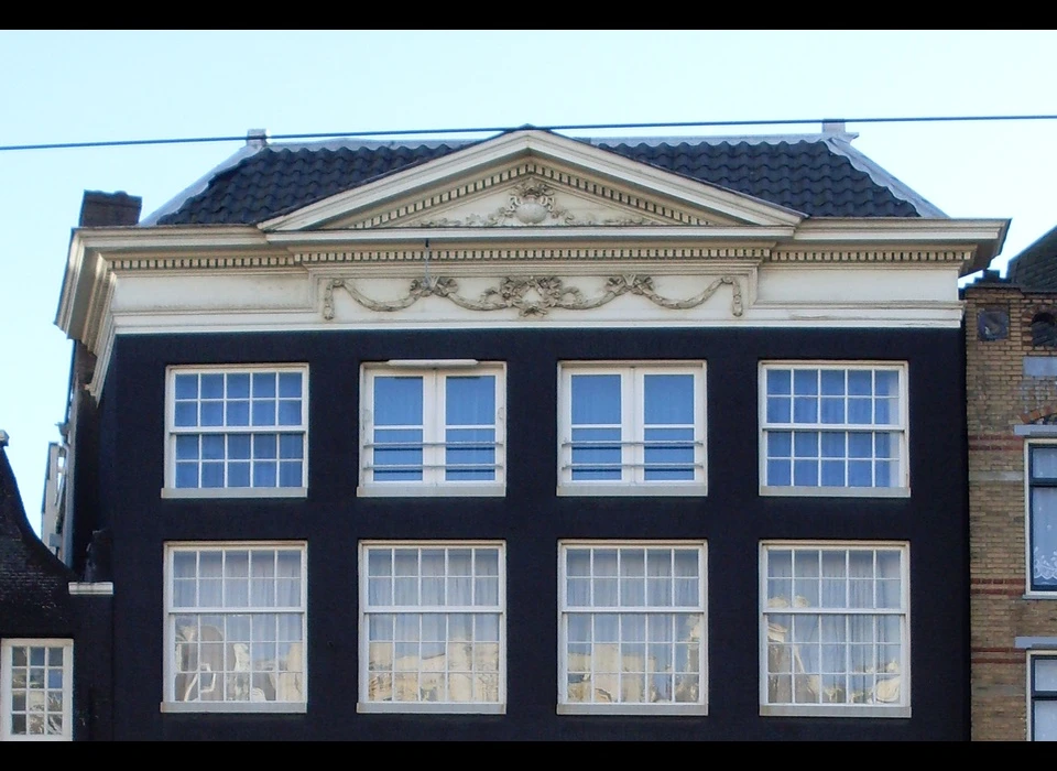 Nieuwezijds Voorburgwal 49 lijstgevel met fronton 1780-1800 (2016)